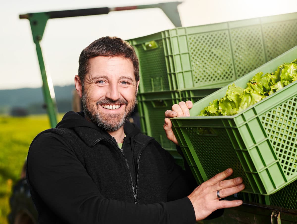 Image Aufnahme eines Bio Bauern Landwirt mit Kiste voll biologisch angebautem Salat im Portrait | Fotograf in der Region Osnabrück Münster Bielefeld für Imagefotografie