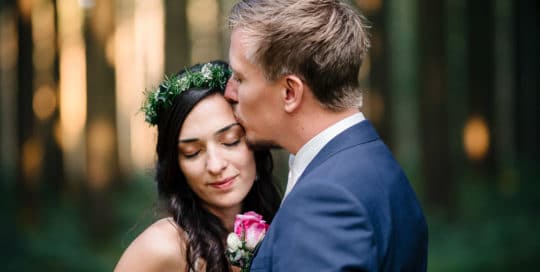 Hochzeitsfoto vom Brautpaar Sümi und Janosch im Wald im Allgäu